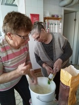 Kaisu ja Helli sekoittavat lettutainaa