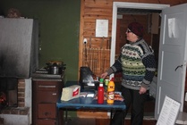 Riitta Niskanen huolehti makkaran paistosta