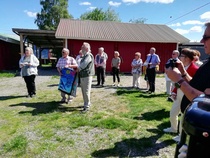 Onnittelemassa toista kymmentä yhdistyksen aktiivijäsentä. Koronan takia pidettiin turvavälit eikä paljon toisiamme käpälöity, käsipäivää ei sanottu ollenkaan.