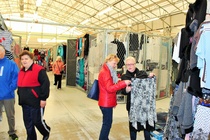 Vaatteiden hypistelyä Eijat ja Helena