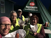 Yövartointia tässä aloitellaan, paistettiin makkarat ja otettiin modernisti selfie. Paikalla Hannes, Mirja, Asko, Outi ja Minna.