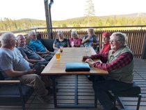 terassilla iltaa istumassa