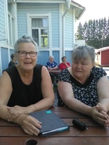 Outi ja sisarensa Paula siinä jotain suunnittelemassa.