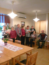 Marjattakin siirtyi kuoroon, muut yhtivät lauluun paikoiltaan.