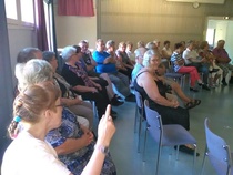 aamupäivän ohjelmaa kuuntelemassa, oli luentoja, jumppaa, musiikkia, kilpailja ja pelejä