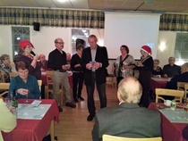 Aune leikittää, menossa "esitä pantomiinina annetun joululaulun yksi säkeistö" ja muut arvaa mikä laulu. Olipa aika vaikea tehtävä.