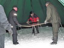 Noin pöytä paikalleen ja viimeiseksi napautetaan asennushahlon peittävä pöytäsiivu paikalleen. Hyvä tuli!