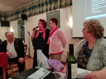 Mirjan ja Kaisun lauluesitys: Joulupuu on rakennettu. Vaikeusaste huima kun aikovat laulaa toisen säkeistön takaperin.