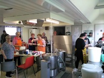 Iloisella porukalla letunpaisto käyttää sutjakasti, kuumana seitsämän pannua ja lämpölaatikot täyttyy. Kaikkiaan paistettiin noin 300 lettua. Paistamassa Inkeri Suorsa, Liisa Ansamaa, Marita Mensonen, Kaisu Moilanen, Sirkka Pelkonen, Riitta Niskanen, Päivi Ronkainen, Juha-Pekka Tarujärvi, Anelma Pelkonen.