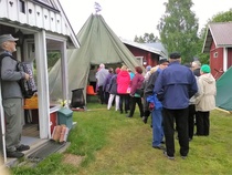 Paavo soittelee haitarilla kun porukka käy nyyttäriantimien kimppuun. Tarjolla oli herkkuja enemmän kuin seitsemää sorttia.