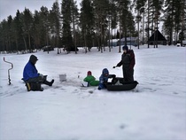 Pienimmätkin päässeet pilkille mukaan.