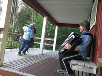 Oskari soitteli rantasaunan terassilla. Siiri ja Aarne kipaisivat polkan pyöteissiin.