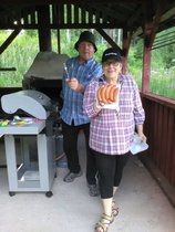 Grillimestareina lomaohjaajat Sirpa ja Oskari.