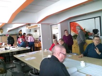 Sihteeri Esko Huhtala tarkistamassa arvonnan tulokset. Markku Kainulainen jakamassa tietoa laviksen lisenssiasioista.