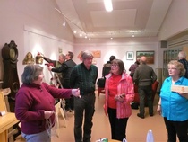 taitajat näyttelyään rakentamassa ja Tervareitin toimittaja tekemässä juttua