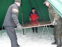 Käännetäänpä pöytälevy. Pujotetaan tästä näin silleen, että saadaan tämä muotoiltu reuna taakse ja keskisalko keskelle pöytää.