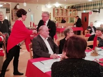 Vertaisveturi Aarne Sieppo hakemassa pukin pakettia.