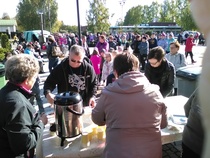 Lettukahvit tarjottiin torilla. Väkeä oli paljon ja ilma aivan kesäinen.