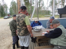 kalakilpailut ja HAnnes punnitsemassa saaliit
kuva Mika Hamari