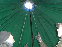 Kun keskisalko on saatu pystyyn niin kota on sisustusta vaille.