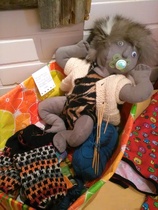 peikkopoika, joka lankakorissa asustaa keskeneräisten kutimien seassa, Outi Laatikainen