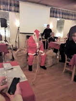 Joulupukki lahjasäkkeineen saapui iloksemme.