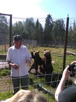 Petoeläinkeskuksessa opastetulla karhunkierroksella.