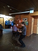 Jätkänkämpällä illan viihdyttäjät: isä Pauli Huttunen ja tytär Henna Korhonen.