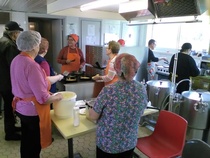 Hanski tarkistamassa tilannetta, koemaistaa ja hyväksi toteaa.