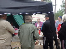 lettukahvit, makkarat ym. virvokkeet kodasta
kuva Mika Hamari