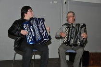 Satu ja Alpo esiintyvät hanuriduona vanhan ajan iltamissa 
kuva Jorma Jylhä