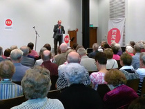 EKL:n Oulun Piirin tervehdyksen esitti puheenjohtaja Risto Örling.