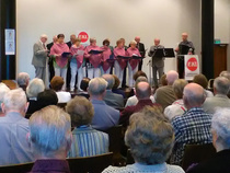 Raahen ja Ympäristön Eläkkeensaajien lauluryhmä esiintyi ja laulatti yhteislaulunkin.