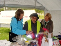 arpajaispöydän houkuttimet asetellaan huolella