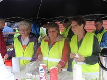 teltasta kahvia, lettuja, virvokkeita, makkaraa