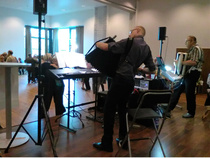 Juhlapäivän lopuksi Pentti ja Matias Nordström soittivat tanssimusiikkia ja kyllä vain sali täyttyi pyörähtelijöistä.