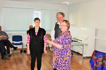 Aune ojentamassa retkeläisten lahjaa
pitkään vetojuhtana olleelle parille