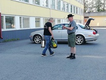 Oiva pakkaa autoa ja Esko huolehtii, että kaikki tarpeellinen tulee mukaan.