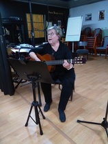 Jaana Salmi kitaroineen esiintyy.