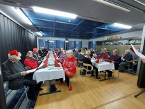 Joulupukkia odotellessa lauletaan yhdessä monta laulua.