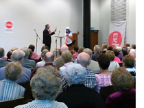 Nivalan Eläkkeensaajat esittivät sketsin.