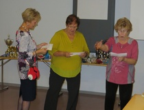 Illanvietossa esitys: Porinakerhossa kaikki puhuvat mutta ehtiikö kukaan kuuntelemaan.