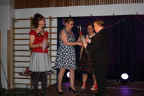 Aarne Sieppo saamassa tunnustuspalkintoa vertaisohjaajan toiminnastaan