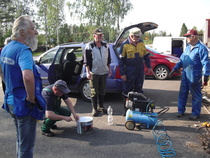 maalin sekoitusta ja työn suunnittelua