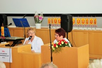 Lääkäri Irmeli Juntunen tenttaa kandi Mirja Nikulaa