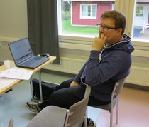 Veikko Räsänen kuuntelee.