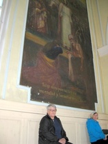 Seija Pirttikoski ortodoksisessa kirkossa (oikealla paikallinen asukas)