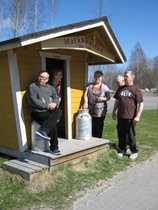 Maitoauton odottajia Vierumäellä