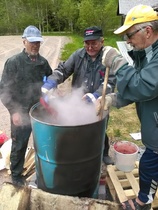 Keitetäänpä punamultamaalit museon maalaustarpeisiin.