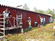 isolla joukolla seinä on pian maalattu